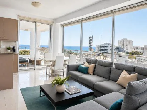 Stunning Sea & City View Apt - 3 min Walk to Beach