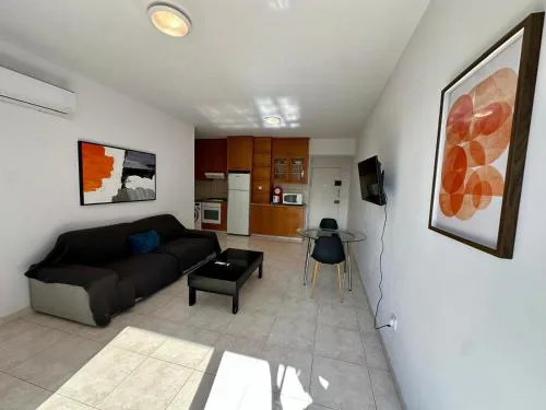 1 bedroom flat 200m from beach