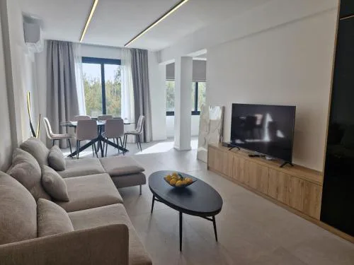 Anna Court 2