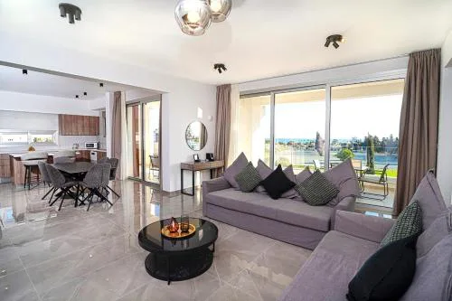 Celeste Suite 402 - Luxury 3 Bedroom Penthouse