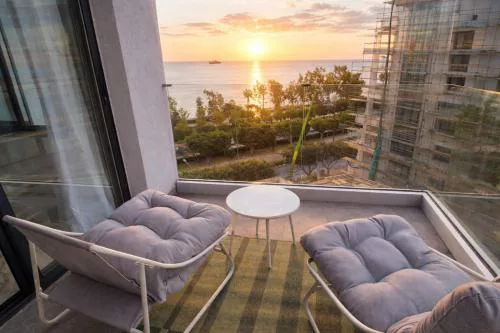 Central 2BR Beachfront Apt Sea View Balcony