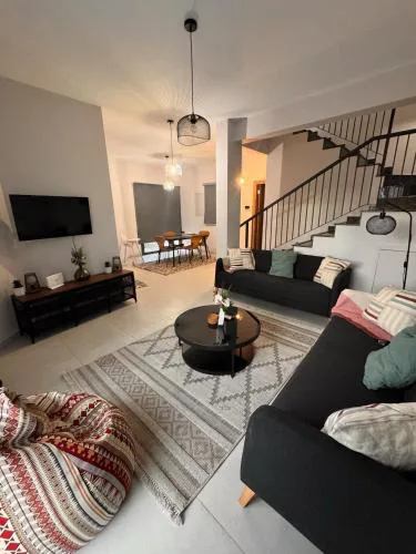 Maroulla's Modern & Spacious Family Home near the Beach
