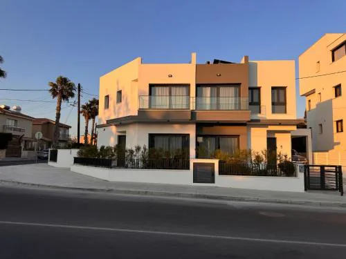 Niko's Modern Family Home near the Beach