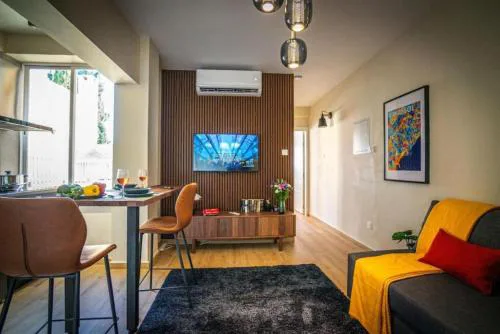 Stylish Newly Renovated Flat, 250 Meters from the Beach, Central Location with Free Parking
