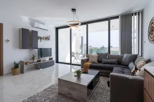 Taupe's 2-BR Apartment & Balcony in Larnaca