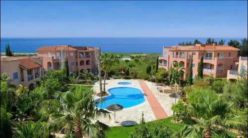 Large apartment in an idyllic complex, ocean view