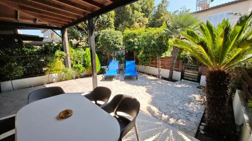 Manors Seaside 2BR House 100m from the Beach & Free Parking
