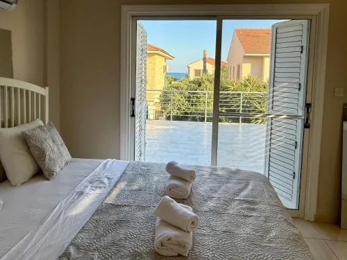 Onyx Beach Villa - Cozy 2BR - Walk to Beach