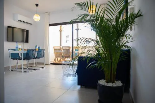 Seaside Modern Flat with Pool Queens Gardens 211