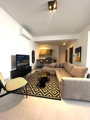 204 Lux Suites Level2 Tower 206