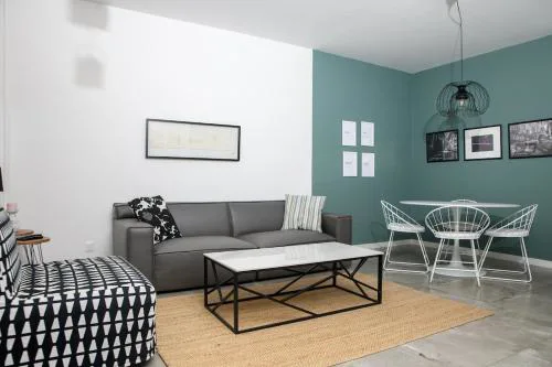 Bright 2BR by Pedieos Park, near Old Town