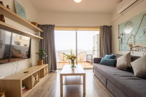 Central 1BR - Views - Deli Café
