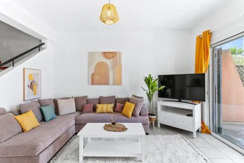 Charming 3-Bedroom Maisonette with Pool Access at Regina Gardens, 700 m Venus Beach