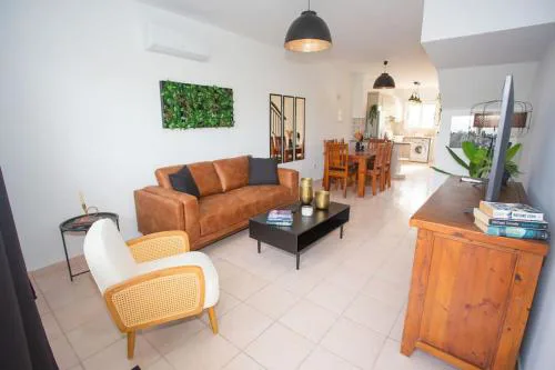 estéa - Olympia's SkyView Townhouse with a Pool