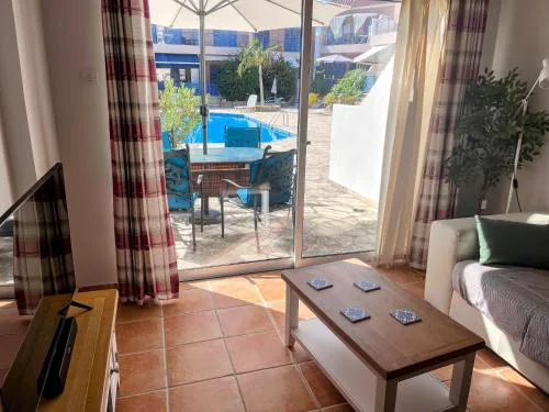 Family-Friendly 2BR Poolside Apartment with Terrace, Universal Area