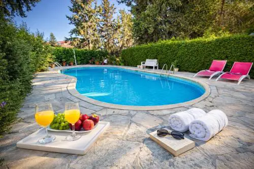 Ibiscus Pool & Garden Apartment Walk to Beach, Harbour & Castle, Kato Paphos