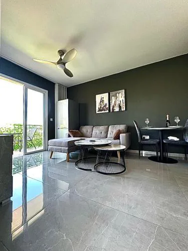 K15 Luxe Oasis Retreat - 3 Minute Drive to Beach