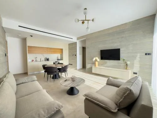 Malberry Park 303 - Modern 2bedroom Apt with Shared Heated Pool, Sauna, Gym, Jacuzzi