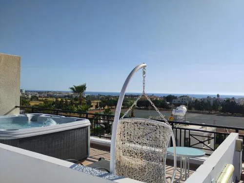 Othello Apartment with Pool, Balcony, Rooftop Hot Tub & 800 m walk to sandy beach