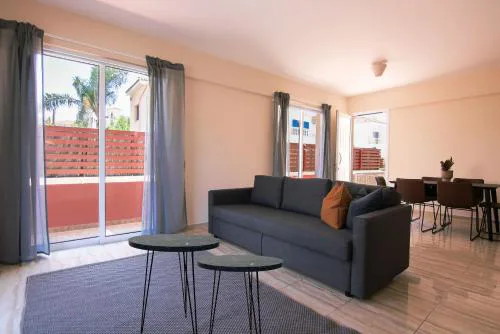 Phaedrus Living: Universal City Flat Alina