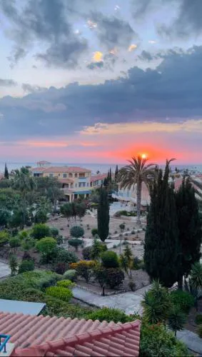 Regina Gardens Sunset with Fast Free Wi-Fi and Late Check-Out