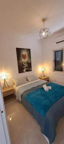 Renovated 2 bedroom Apartment in light house beach