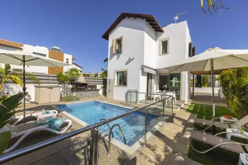 Stylish 3BR Villa Private Pool Garden Near Beach