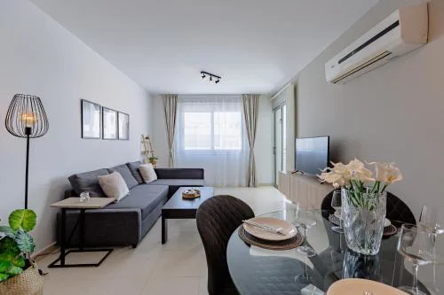 Stylish One-Bedroom Sea Retreat