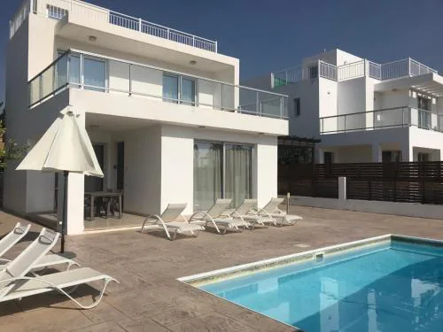 Coral Bay Villa 7, walking distance to the beach