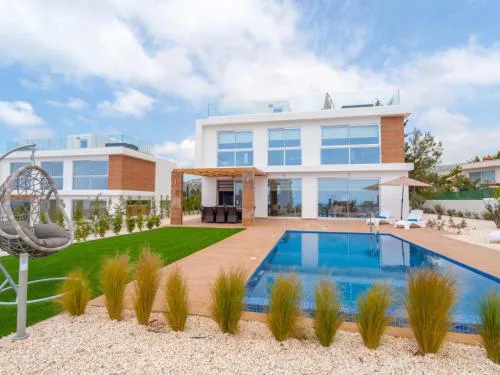 Holiday Home Luxuriöse Villa mit 4 Schlafzimmern- Pool und Whirlpool by Interhome