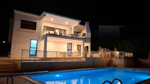 Panoramic Seacave Cottage