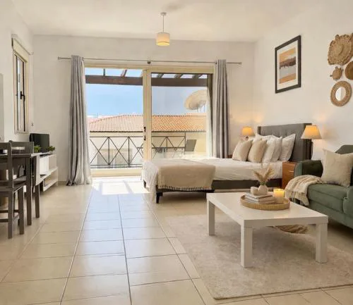 Stylish Apartment with Pool, Balcony Hillside and Sea Views