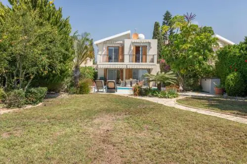 Villa Albina - Elegant 3BR Retreat with Private Pool near Coral Bay