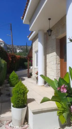 Villa Best Holiday- breathtaking sea views, amazing garden, private pool, BBQ, next to CORAL BAY, Lower Peyia, Paphos