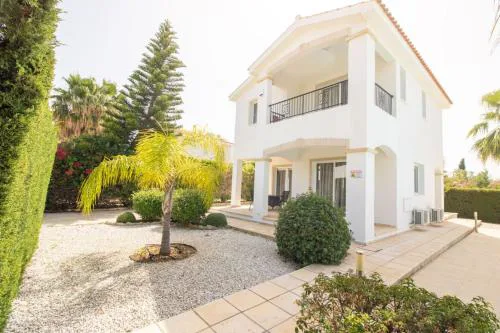 Villa Fortuna - Elegant 3BR Retreat near Coral Bay Beach