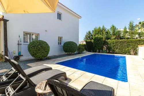 Villa Love - 3BR Romantic Retreat near Coral Bay Beach