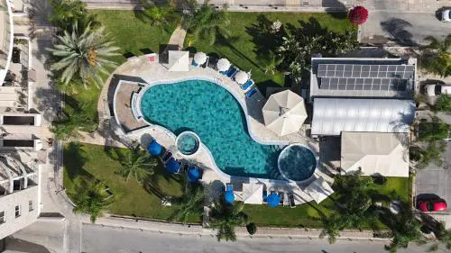 Modern Penthouse Overlooking Pool