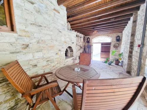 Skarinou's Landhouse Poolside Heaven Apartment