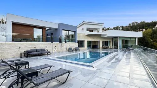 Majestic Manor