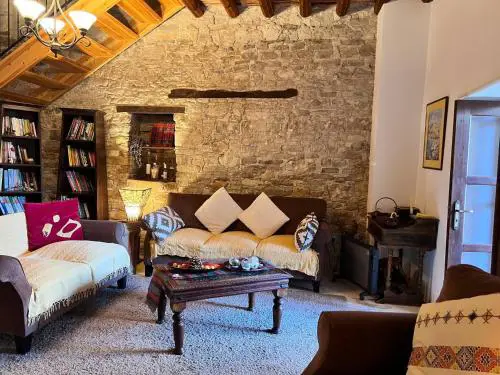 Charming 3-Bedroom Cottage in Heart of Vasa Koilaniou