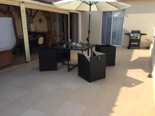 2 Bed Flat - Sleeps 4 - Pool - Parking - Wifi