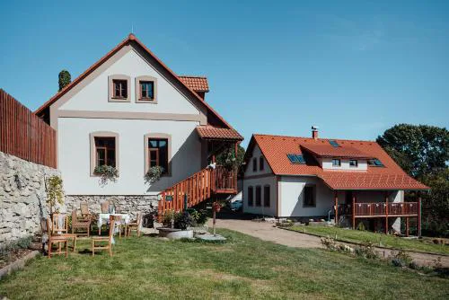 U nás ve Lhotě - nově i horký sud s jacuzzi