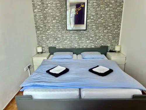 Jsmit Music&Bar&Apartments, balkóny v apartmánah, bar dole