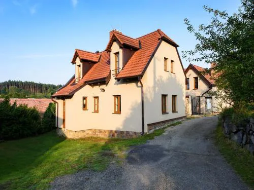 Villa in Varva ov with Garden and Barbecue