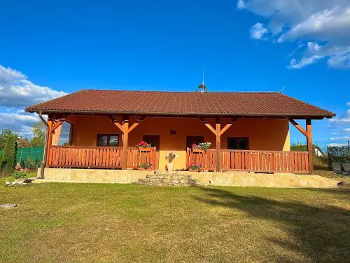 Slunný domek s terasou a zahradou