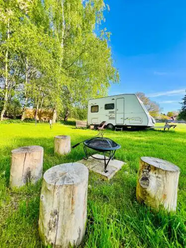 Karavan v březovém háječku