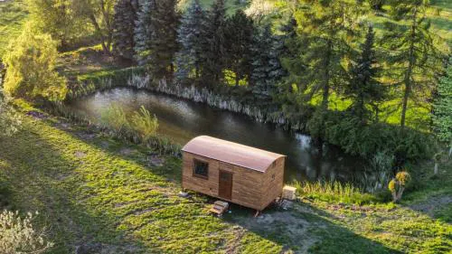 Maringotka na kraji rybníka