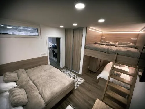 U Králíka, přízemní bezbarierové apartmány A,B,C,D - 50 metrů od vleku - přejdete v lyžácích, pod bobovou dráhou, parkování zdarma, lyžárna s vysoušeči bot,