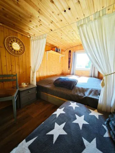 Maringotka Slaměnka u menhirového kruhu - U Slaměnky