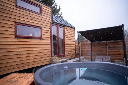 Tiny house s vyhřívacím koupacím sudem